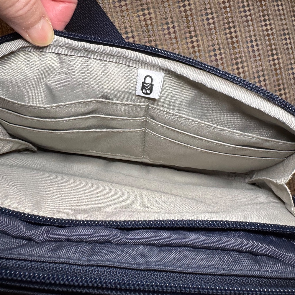 Baggallini "Modern Belt Bag / Sling Bag" Classic Navy  Like New! - Picture 5 of 9